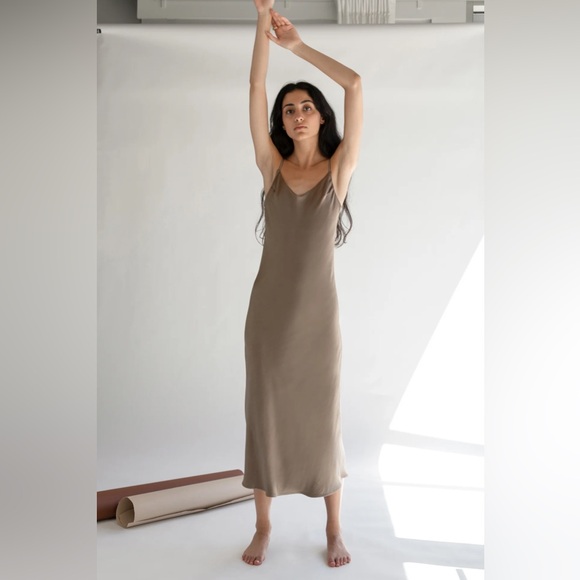 Oak + Fort NWT midi slip dress in taupe size medium - Picture 2 of 10